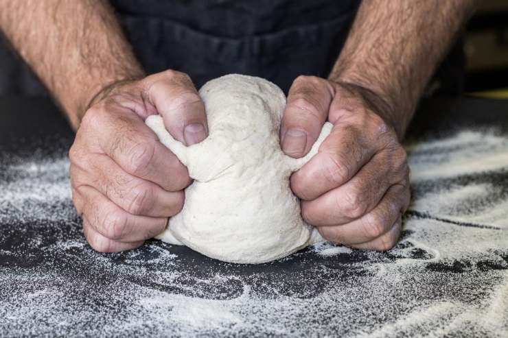 pizza in teglia ricetta velocissima