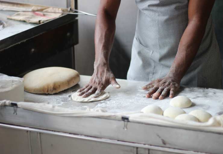 Il panificio in cui si assiste alla preparazione del pane